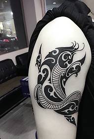 ruka izvan apstraktnog tipa uzorka tetovaže lignje