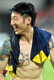 Evergrande player won the chest swallow and big arm rose tattoo pattern