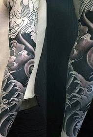 arm stort område dominerande svart tatuering mönster