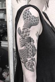 Patrón de tatuaje de pez brazo grande