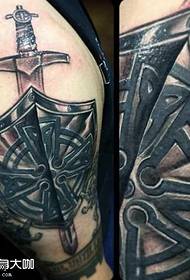 vzor tetovania s ramenným mečom
