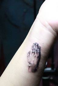 ръка с персонализиран модел на татуировка на дланта
