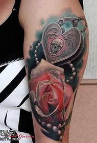 motif de tatouage serrure coeur rose bras
