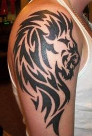 braț pe model de tatuaj cap de leu tribal negru