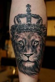 padrão de tatuagem de coroa de cabeça de leão no braço
