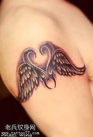 Rankos sparnų meilės tatuiruotės modelis