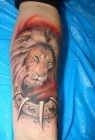 färgat lejonhuvud tatueringsmönster på armen