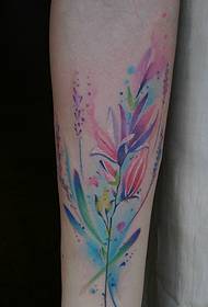 lengan tato bunga berwarna-warni