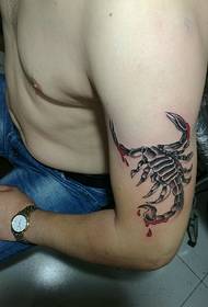 80 pánskych ramien po vzore tetovania škorpióna