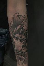 elegante y elegante patrón de tatuaje de loto en el brazo