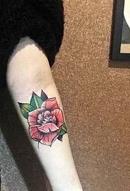 tatuatge de patró de flors de safrà a la personalitat de les nenes, tatuatge