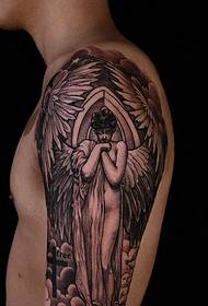традиционални узорак тетоваже анђела са великом руком