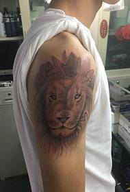 wzór tatuażu na głowie lwa ma dobrą zabawę