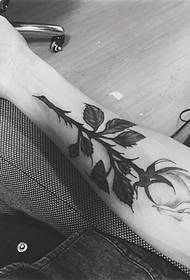 lengan pola tato daun terlihat klasik