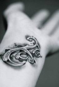 Мужская рука Черно-белая модель татуировки тотема