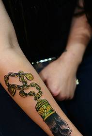 Ang arm adunay usa ka personalidad ug makapaikag nga sumbanan sa tattoo nga totem