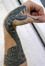 crni uzorak tetovaža zmija sa zelenim očima na ruci