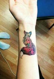 女人的手腕上的紅色小狐狸圖案紋身