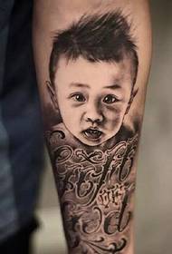 Engleski i mladi dječak portret ruku tetovaža uzorak