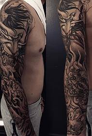 braccio nero grigio come il modello del tatuaggio del leone Tang