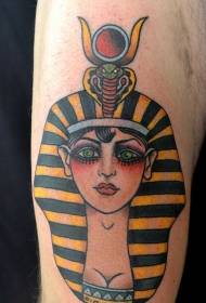 koloretako Egiptoko idolo tatuaje bat besoan