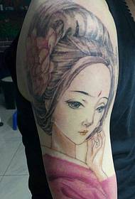 brazo grande un patrón de tatuaje de flor de belleza antigua
