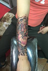 živahna ruka u boji lignje tetovaža uzorak