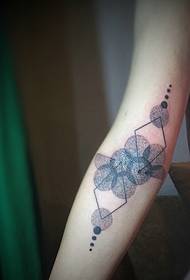 braccio unico immagine geometrica del tatuaggio totem