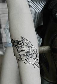 rankos rašalo gėlių tatuiruotė daro jus nebe monotonišką