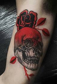 црвена роза череп шема на тетоважа на раката