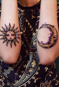 двойна ръка с малка цветна картина татуировка татуировка