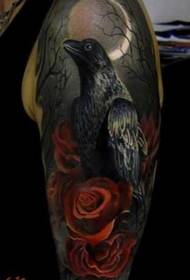 Modèle de tatouage de bras corbeau