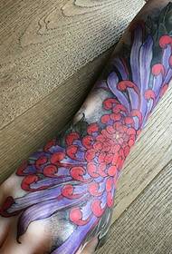 krāsu ziedu tetovējuma raksts, kas aptver visu roku