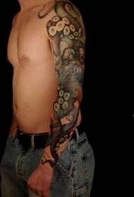 reālistisks astoņkāju krāsots tetovējums uz rokas