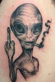 erretzea cute alien tatuaje eredu bat besoan
