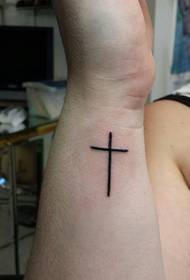tatuaggio croce stile semplice sul polso