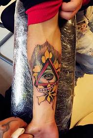Geometrinės akių tatuiruotės su skirtingomis rankos spalvomis