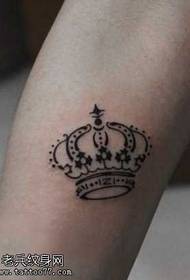 Brazo patrón popular de tatuaxe de coroa