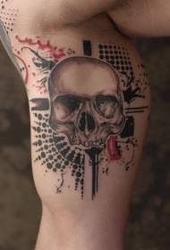 Crânio humano de cor de braço com joias combinada com padrão de tatuagem