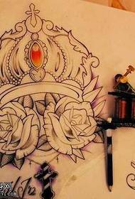 Rukopis uzorak ruže tetovaža kruna