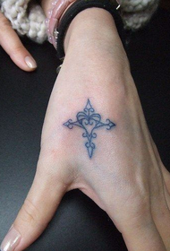 Baie en pragtige kruis tatoeëring van tiermond