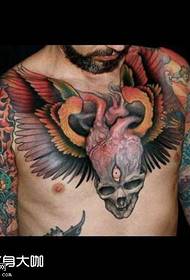 Patró de tatuatge de crani al pit