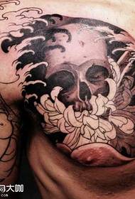 Patrón de tatuaje de crisantemo en el pecho