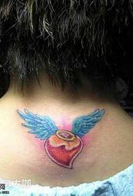Muguras sirds formas spārnu tetovējuma raksts