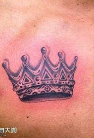 Qaabka loo yaqaan 'chest crown tattoo'