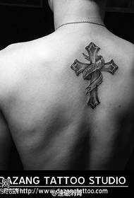 Wzór tatuażu z krzyżem z tyłu