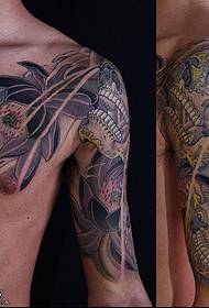Patrón de tatuaxe de cranio de loto no ombreiro