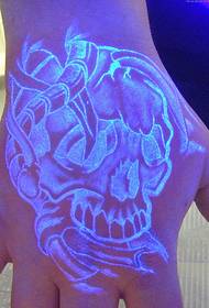 Tatuaj fluorescent taro frumos pe spatele mâinii