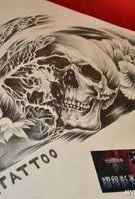 Черно сива европейска и американска скица рисунка на ръкопис на татуировка на черепа