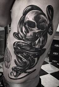 Узорак тетоваже бочне трбушне змије намотан